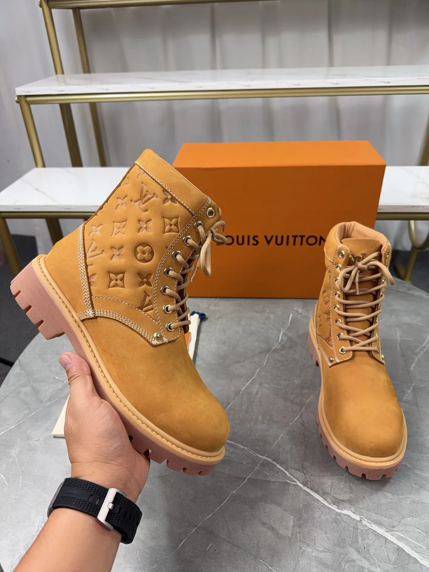 p720🐮🐮2025 top version: couple style LV presbyopia, embossed rhubarb boots, ankle boots, embossed waterproof nubuck cowhide boots, relying on the brand's exquisite craftsmanship to carefully reshape the classic T 6-inch boot shape in Italy to create an American-style autumn and winter men's and women's wear show. The original laces and outsole are exquisitely detailed, and the leather label expresses the cooperation logo. Exquisite packaging at the delivery counter🛍📦 ▪️Fabrics: Original customized imported first-layer cowhide ▪️Inner lining: Original customized leather lining/mesh lining ▪️Outsole: Original molded anti-slip rubber material ▪️Sole thickness: 3.5CM ▪️Size: 35-40 for women and 39-46 for men